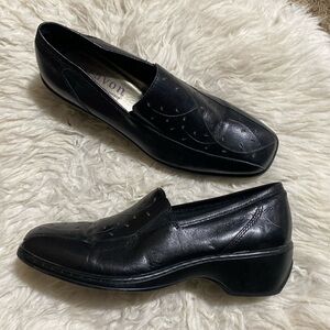 Aravon by New Balance size 8 Kiley Floral Cut Out Black Leather Loafer